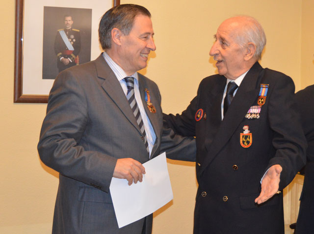 Los Veteranos de las Fuerzas Armadas y de la Guardia Civil entregan a Carlos Navarro la Medalla al Mérito de la Real Hermandad