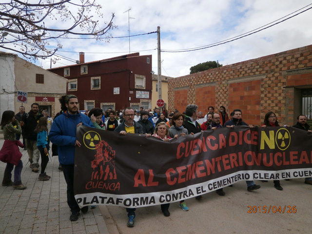  A pesar de la amenaza de lluvia cientos de ciudadanos marcharon por sexta vez a Villar de Cañas