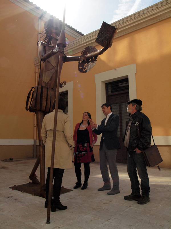El Ayuntamiento instala una escultura del Quijote para conmemorar el décimo aniversario de la Biblioteca Municipal 