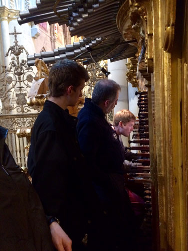 Estudiantes de la prestigiosa Universidad de Oxford realizan un curso de órgano barroco en la Catedral 