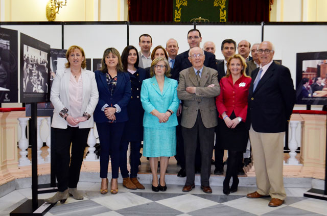 El presidente del PP visita la muestra que ha estado abierta en la Diputación acompañado por históricos diputados del partido