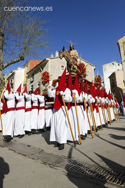 Miles de personas arropan a 'La Borriquilla” en la procesión del Hosanna