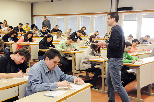 Más de 200 mayores de 25 y 45 años se examinan en Cuenca para acceder a los estudios superiores en la UCLM