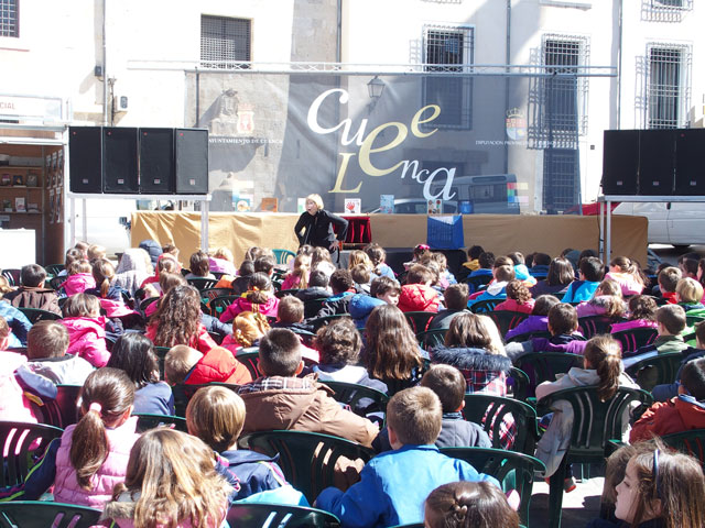 La Plaza Mayor se convierte en un aula abierta y recibe a cientos de niños que se empapan de literatura 