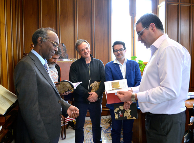 Prieto recibe en la Diputación a una delegación de la Universidad egipcia de Helwan