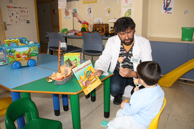 Los niños de Pediatría se suman a la celebración del Día del Libro en el Hospital Virgen de la Luz