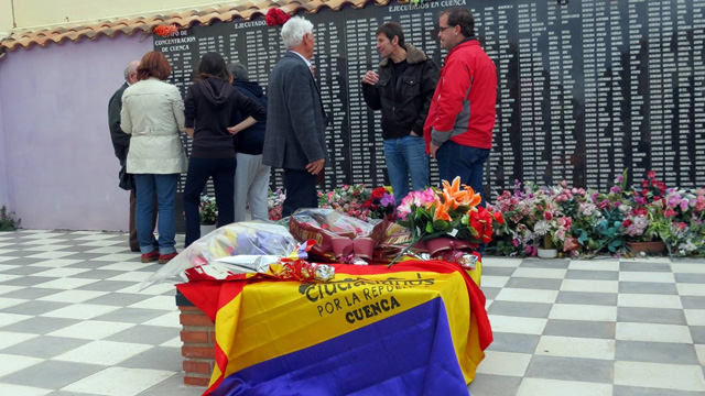 Homenaje en el cementerio de Cuenca a las víctimas del franquismo
