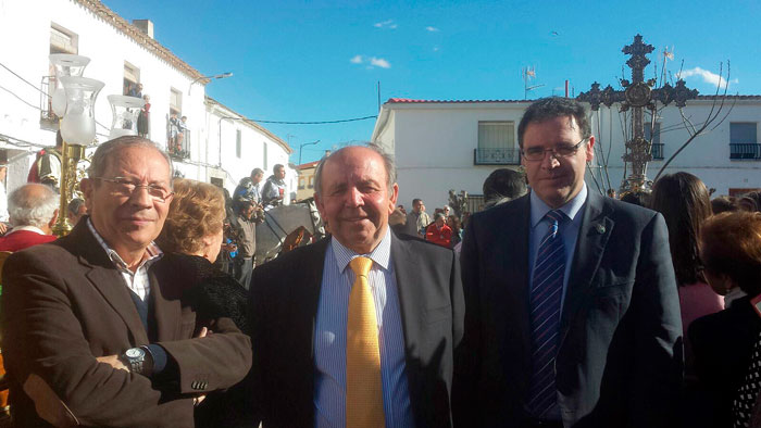 Benjamín Prieto comparte con los vecinos de Almendros la fiesta de Moros y Cristianos