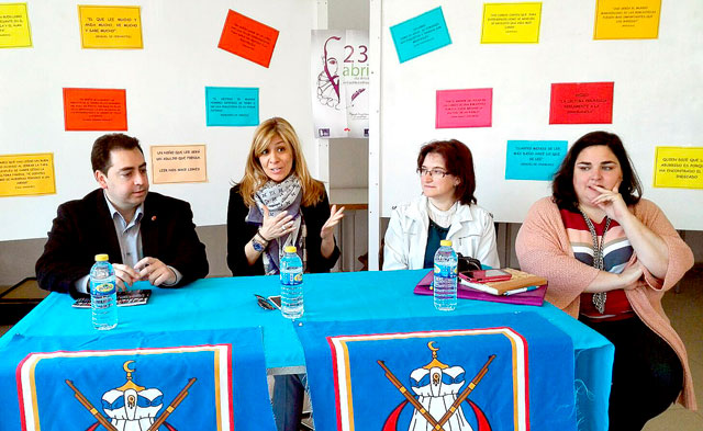 Reyes Monforte encandiló a los lectores presentes en el encuentro mantenido en Cañete