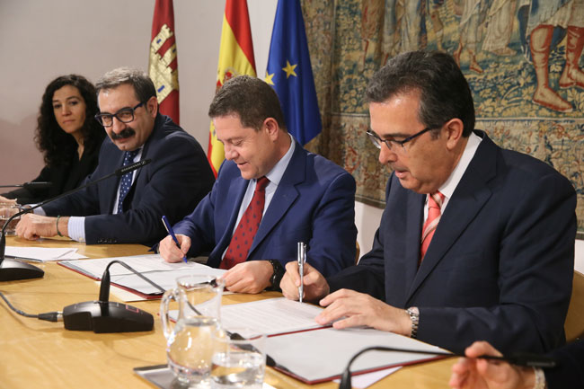Castilla-La Mancha y la Fundación Amancio Ortega firman un acuerdo para la adquisición de equipamiento tecnológico