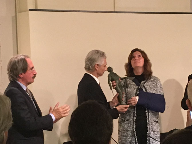 La madre de Víctor Barrio recibe un galardón en reconocimiento a los Valores Humanos en la Plaza de Toros de Las Ventas 