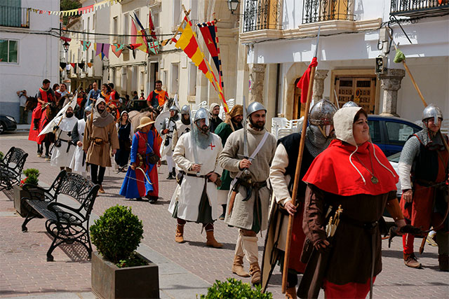 El grupo de teatro “Los Álvaros” y la cena medieval marcan el inicio del fin de semana grande de La Alvarada