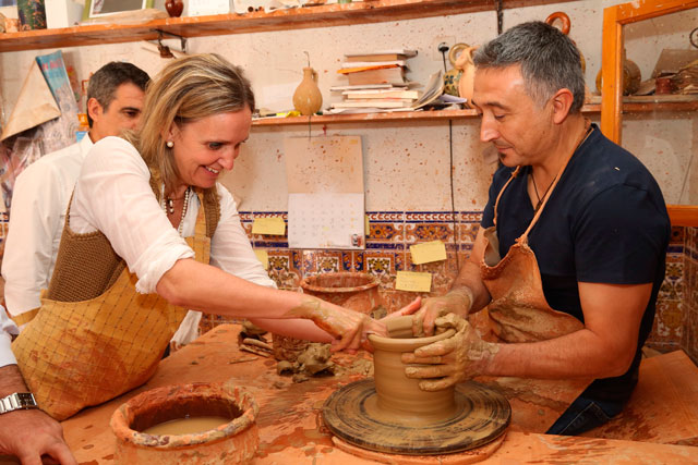 Casero resalta en Priego la importancia de nuestra cerámica como ejemplo de artesanía viva y actual en Castilla-La Mancha