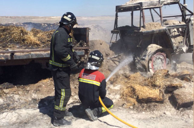 Bomberos del Consorcio Cuenca 112 sofocan el incendio de un tractor en Leganiel