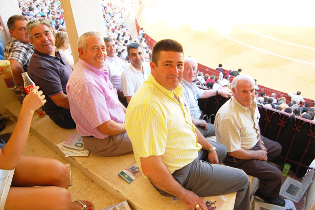 Los alcaldes de los pueblos con menos habitantes de la provincia, en el palco de la Junta de Comunidades de la Plaza de Toros de Cuenca