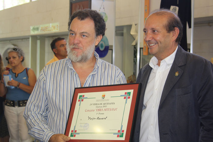 Vicente García entrega los premios Obra Artesana de la XXV Feria de Artesanía