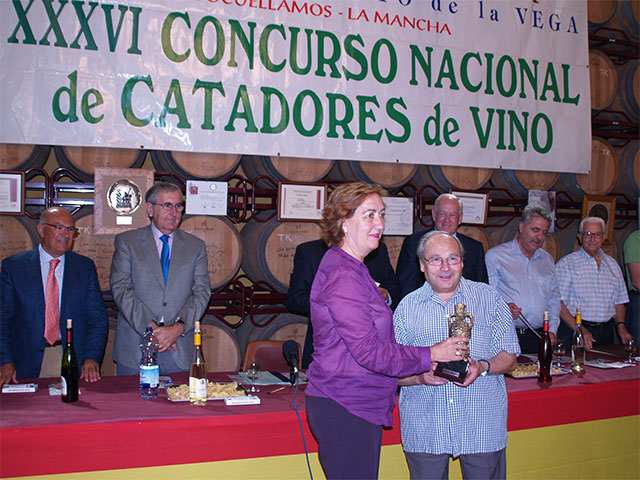 Soriano se compromete con el sector del vino para que tenga “un buen presente y un magnífico futuro”