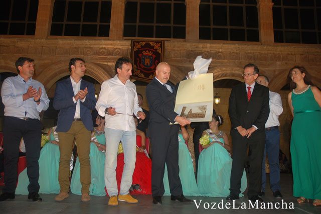ACESANC recibe su galardón de ‘Sanclementino del año’ en el inicio de las fiestas de la localidad