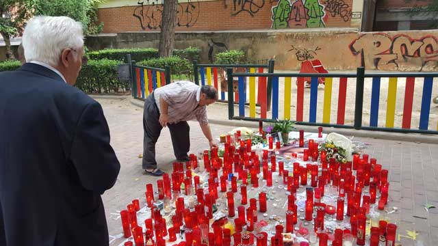 El Padre Ángel acude a rezar a la tumba de Marina y Laura