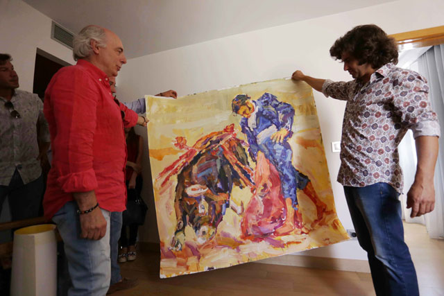 El pintor José Manuel Exojo hace partícipe de su arte al torero Morante de La Puebla