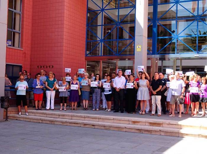 Luto y silencio en Xirivella por Laura y Marina