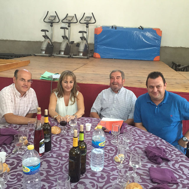 La directora provincial de Bienestar Social asistió a la comida de la asociación de pensionistas de Zarzuela