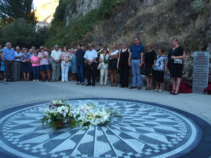 Cuenca rinde un sentido homenaje a Laura y Marina en el aniversario de su asesinato