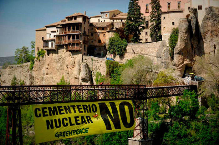 Jóvenes de Greenpeace protestan en Cuenca contra el ATC en Villar de Cañas