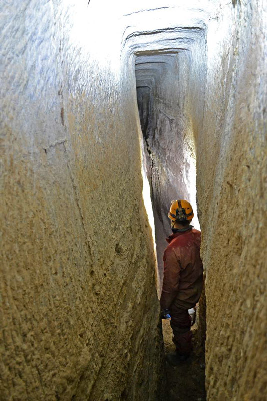 El Club ARA de espeleología presenta la Cueva de Juan Hernández, la segunda mina de lapis especularis más grande de la provincia 