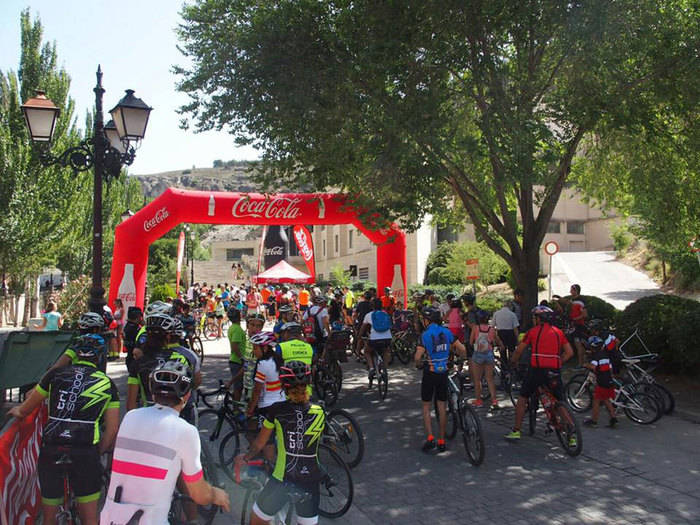 Más de cien ciclistas celebran el paso de La Vuelta 2017 por Cuenca