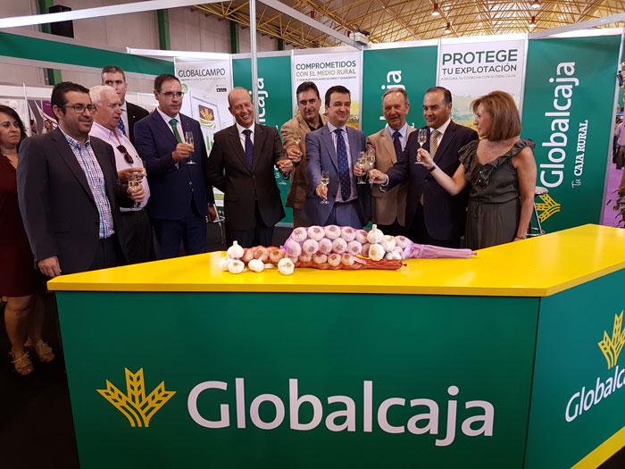 Globalcaja muestra su apoyo al sector del ajo de Las Pedroñeras en la 45 edición de la Feria del Sector