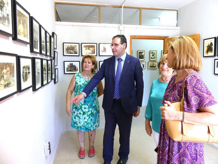 Visita de Prieto y Lozano a la I Exposición de Imágenes para el Recuerdo de Pineda de Gigüela