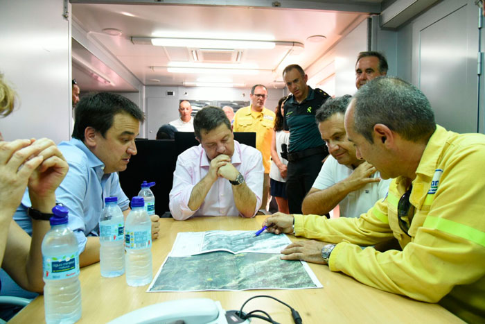 El INFOCAM refuerza su acción en la línea de defensa del incendio de Yeste para combatir el fuego y cerrar el perímetro en la zona este