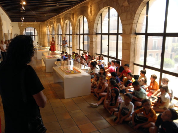 Divertida inauguración de la exposición Curvismo de Eduardo Roncero en el Museo de Obra Gráfica de San Clemente