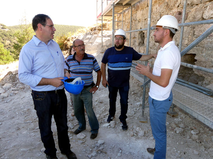 Prieto comprueba en Albendea y Beteta dos de las obras del Plan de Rehabilitación del Patrimonio de la Diputación
