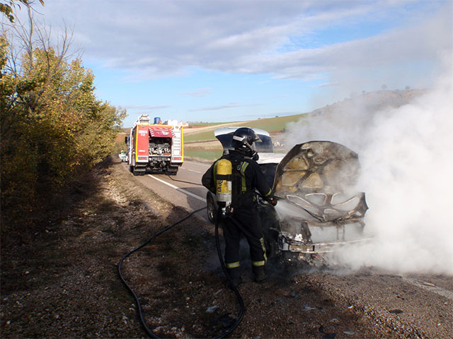 El incendio de un vehículo obliga a intervenir a los bomberos del Consorcio Cuenca 112