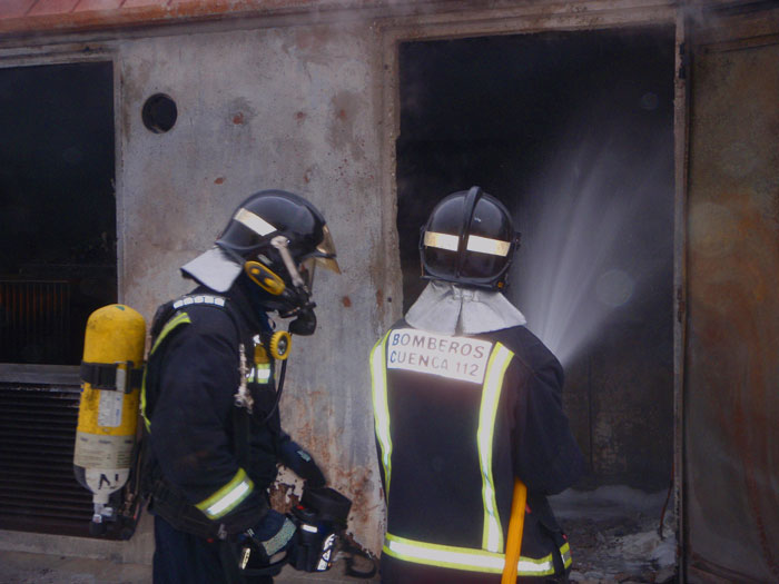 Dos ancianos de El Provencio son trasladados al hospital de Villarrobledo tras inhalar humo por el incendio de su casa