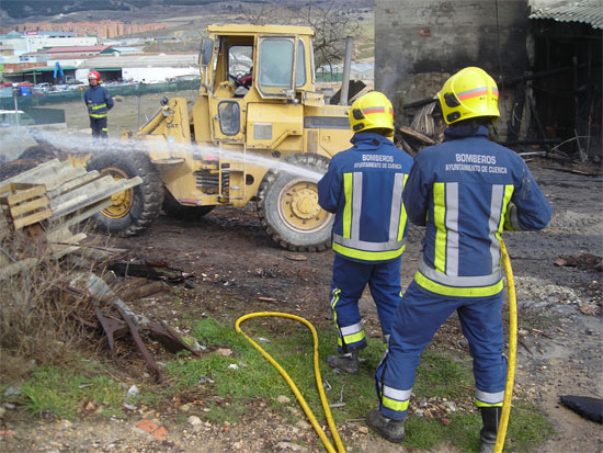 Bomberos de Cuenca intervienen en la extinción del incendio de un supermercado en cañamares