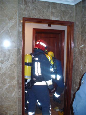 Padre e hijo trasladados al hospital tras inhalar humo en el fuego de su cocina