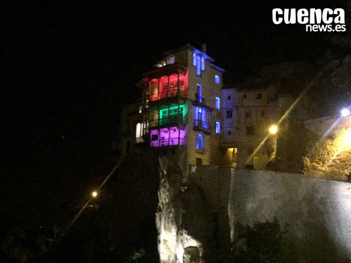 Las Casas Colgadas se tiñen de los colores de la bandera del arcoíris con motivo del Día Internacional del Orgullo LGBT 