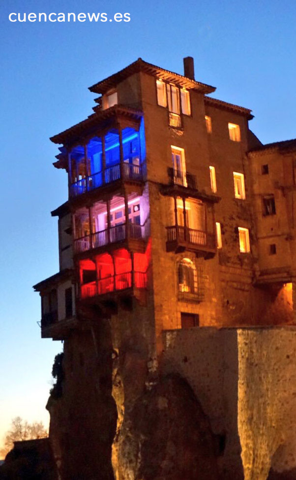 Iluminación tricolor en las Casas Colgadas en solidaridad con Francia