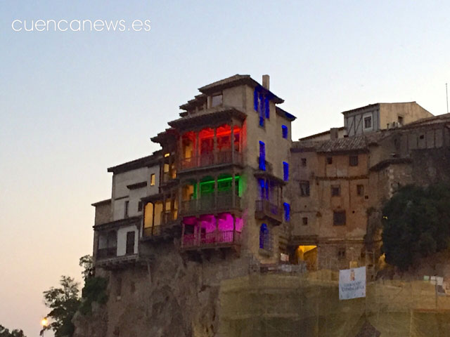 Las Casas Colgadas se tiñen de los colores de la bandera del arco iris con motivo del Día Internacional del Orgullo LGBT