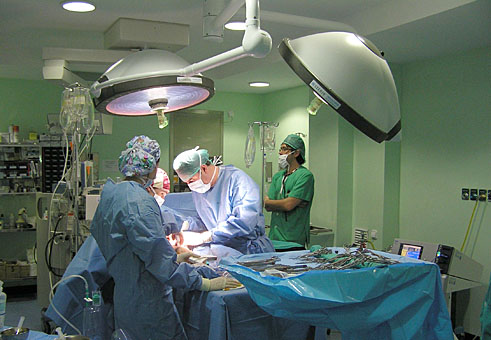 La nueva unidad de artroscopia del Virgen de la Luz ha realizado ya más de 170 intervenciones quirúrgicas