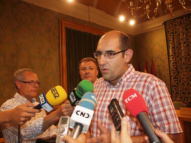 Hernández desmiente al PP e insta a uno de sus ediles a devolver las dietas de tres años que cobró indebidamente