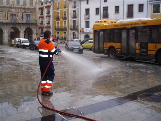 El Ayuntamiento refuerza el dispositivo de limpieza viaria en la zona centro y el Casco Antiguo