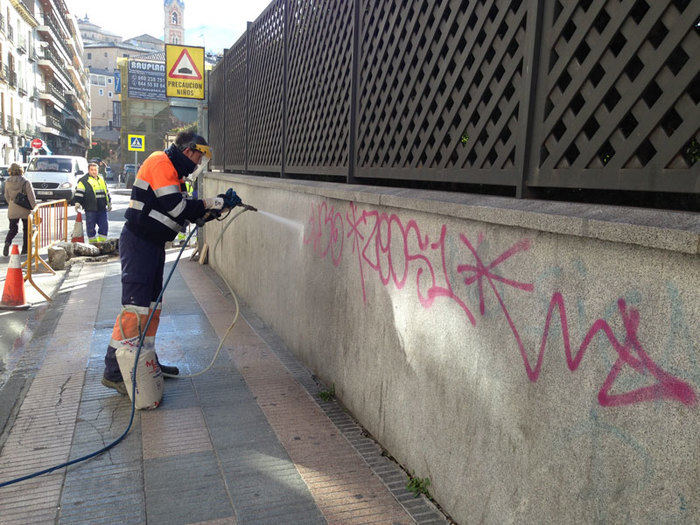 La Policía Local denuncia a dos “grafiteros” y pone a uno de ellos a disposición judicial