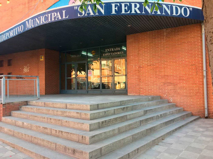 El Ayuntamiento repara las escaleras de acceso al polideportivo municipal San Fernando