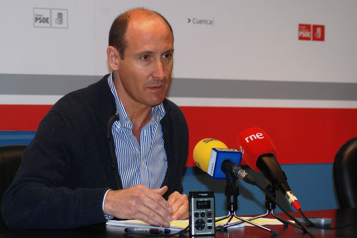 El PSOE pregunta a Pardo si “racionalizar recursos” es cerrar plantas de hospital y contratar conductores de libre designación