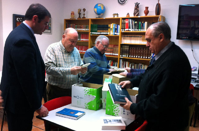 Prieto entrega un lote de libros del Fondo de la Diputación al Centro de Mayores San Pedro