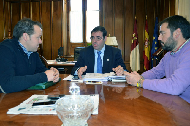 El alcalde de El Picazo traslada a Prieto su deseo de acondicionar el entorno del Júcar